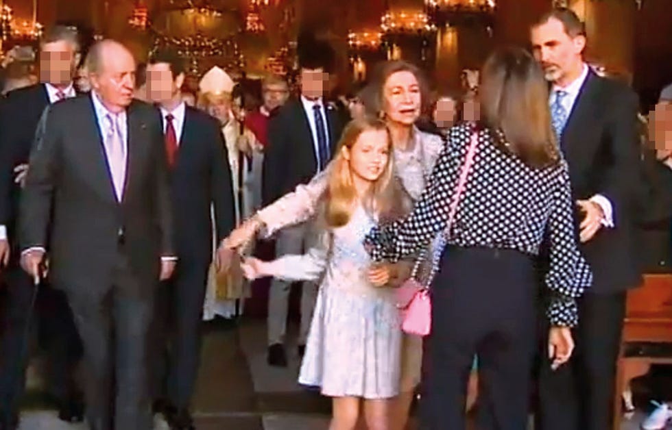 La Casa Real hizo pública una emotiva carta del Rey emérito a su hijo en la que anuncia su retirada de la vida pública. En la misiva, Don Juan Carlos toma esta decisión “desde el gran cariño y orgullo de padre que por ti siento”. Recordamos las imágenes decisivas desde su abdicación, en 2014.