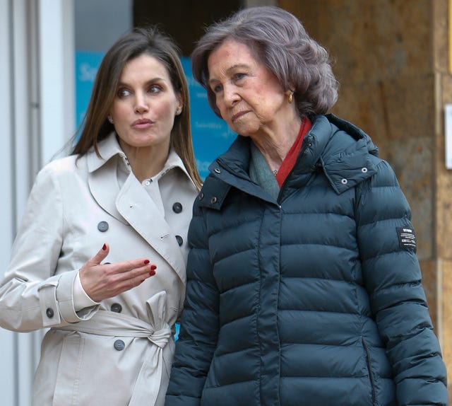 Las reinas Letizia y Sofía visitan al rey emérito  Juan Carlos en el hospital
