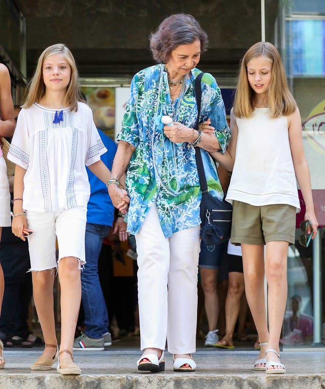La Reina Letizia y la Reina Sofía visitan con la princesa Leonor y la infanta Sofía un mercado durante sus vacaciones en Palma de Mallorca