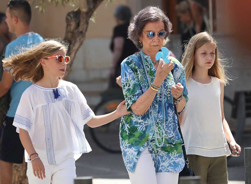 La Reina Letizia y la Reina Sofía visitan con la princesa Leonor y la infanta Sofía un mercado durante sus vacaciones en Palma de Mallorca