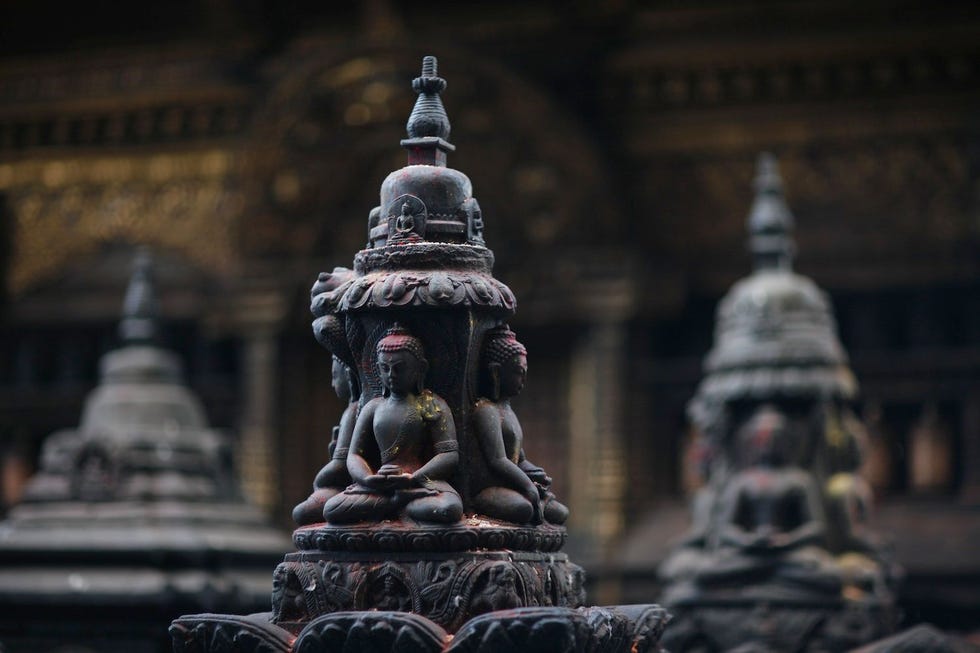 Stenen stoepas sieren het Swayambhunathtempelcomplex ten westen van Kathmandu