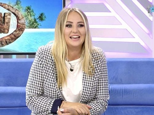 rocio flores hablando en plato