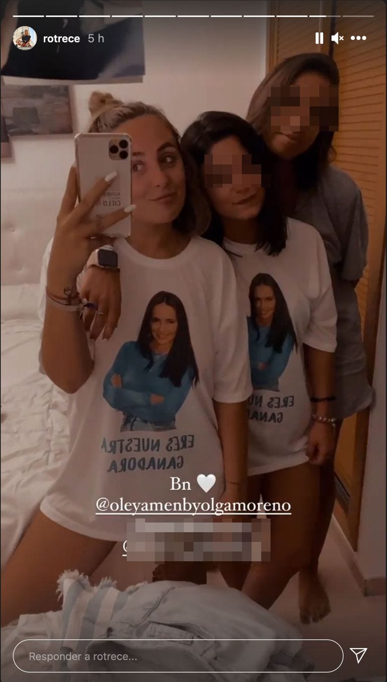 captura de un story de rocio flores con camisetas y amigas