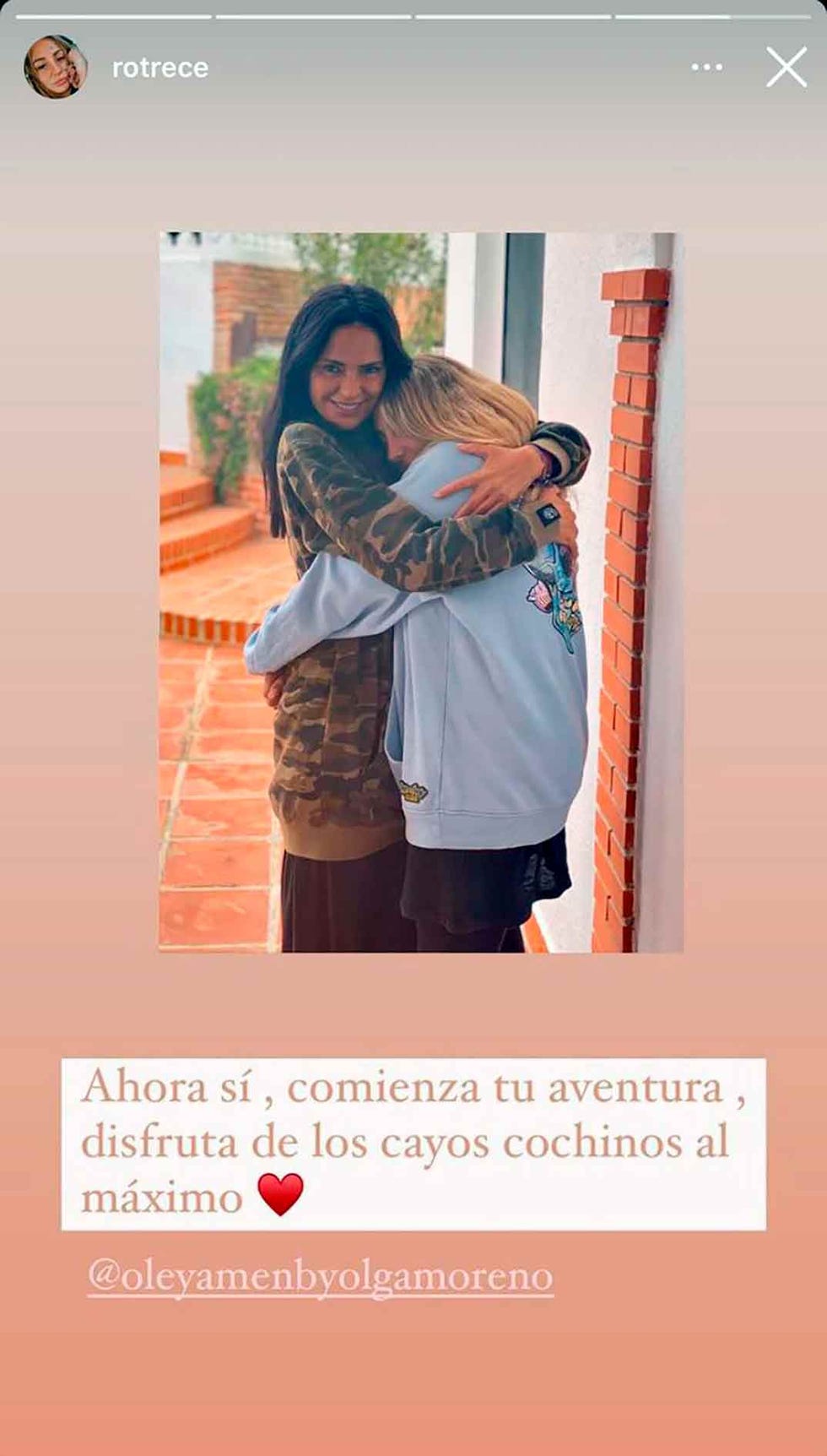 captura de un story de rocio flores abrazando a olga moreno