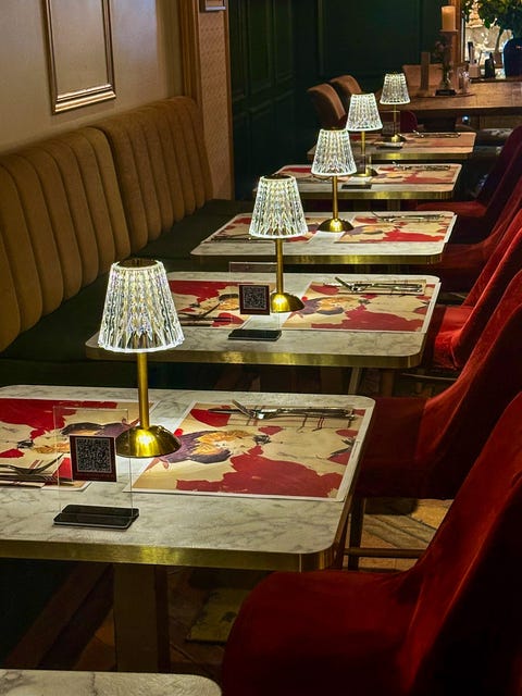 sillones rojos y mesas para dos personas restaurante francés de madrid