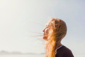 mujer tomando el sol