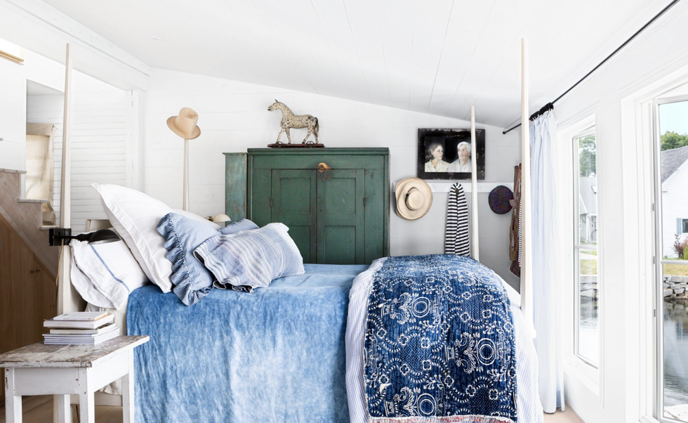 poster bed with blue bedding