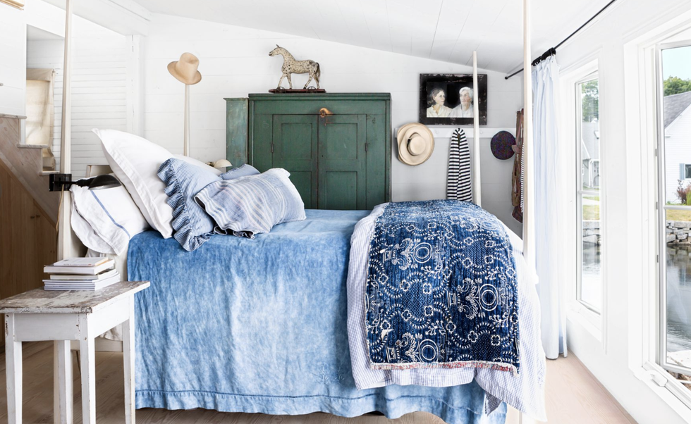 poster bed with blue bedding