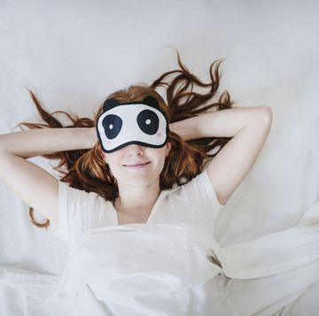 アイマスクをしてベッドに寝転ぶ女性