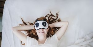 アイマスクをしてベッドに寝転ぶ女性