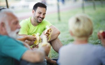 corredores comiendo fruta tras un entrenamiento