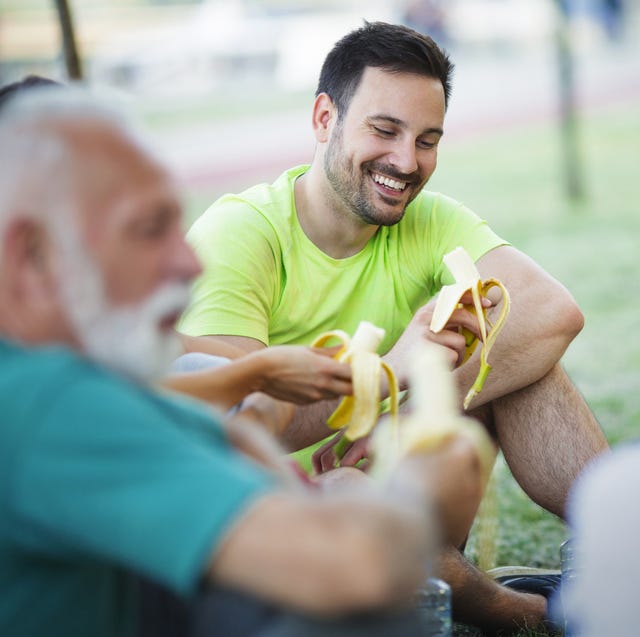 Corredores comiendo fruta tras un entrenamiento corredores comiendo fruta tras un entrenamiento