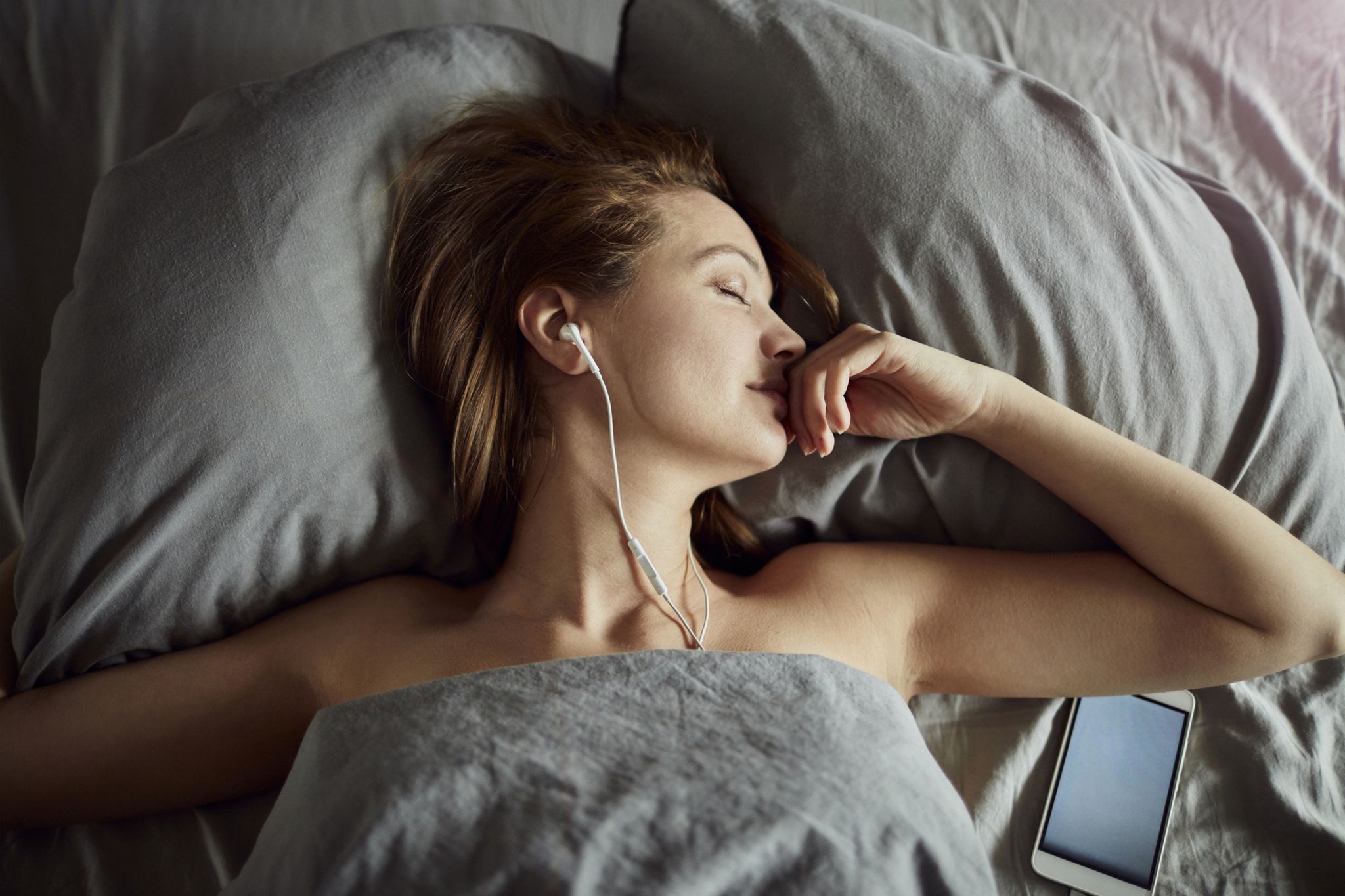 Estos auriculares para dormir son la solución perfecta contra el insomnio:  no oprimen los oídos y te aislarán del ruido exterior