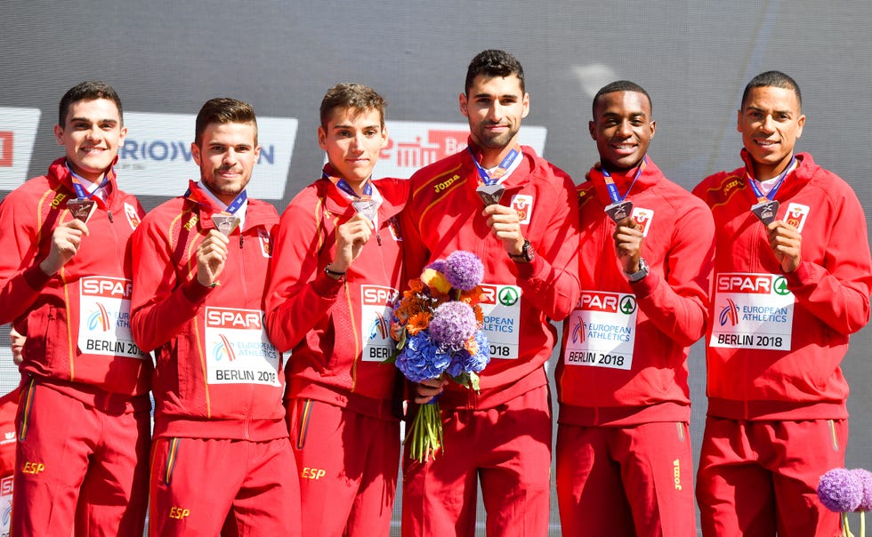 el grupo del relevo 4x400m de españa con Óscar husillos recoge la medalla de bronce del europeo de atletismo de berlín 2018