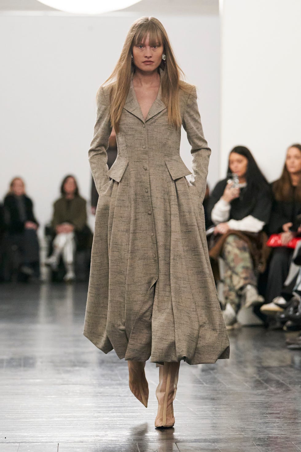 Moda Inverno 2025 look donna di tendenza in anticipo