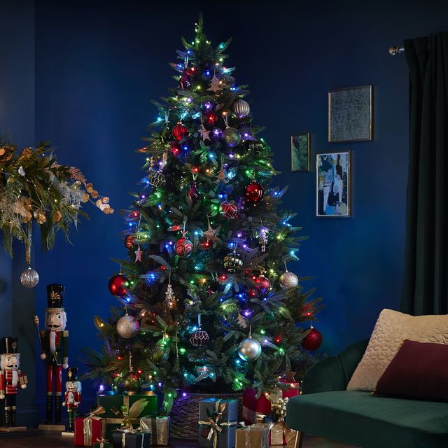 https://hips.hearstapps.com/hmg-prod/images/remote-controlled-pre-lit-christmas-tree-1636104567.jpg?crop=0.791xw:0.791xh;0.00510xw,0.00510xh&resize=640:*