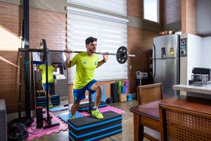 el ciclista brasileño de bmx y deportista olímpico renato rezende levanta pesas en la cocina durante el confinamiento por la covid 19 en brasil