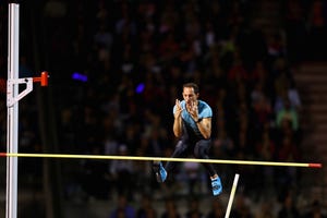 el pertiguista francés renaud lavillenie saltando en  bydgoszcz polonia en 2019