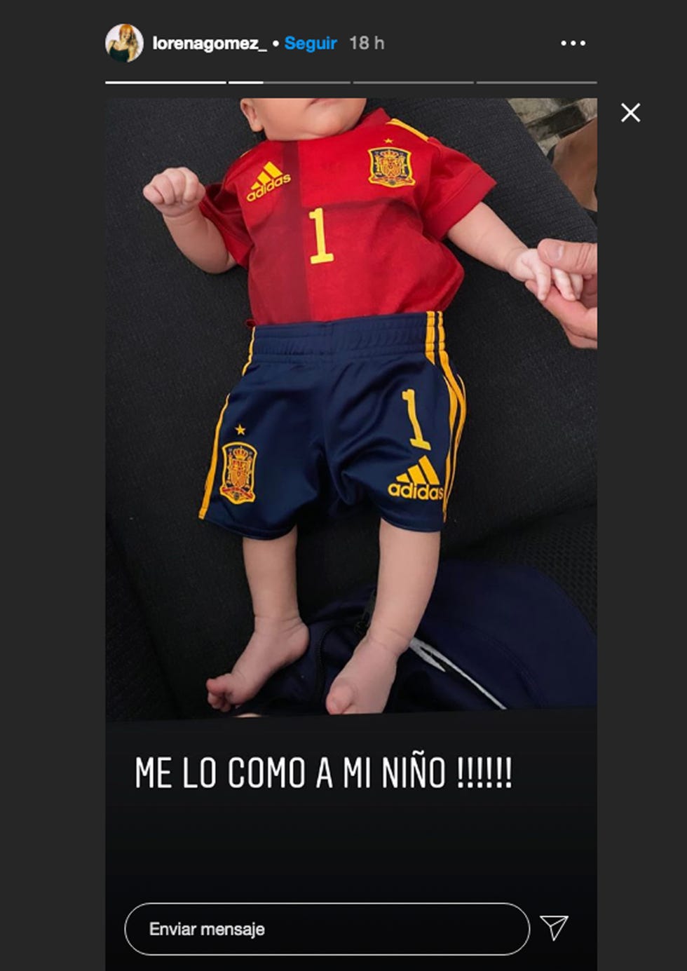 lorena gómez y rené ramos presentan al nuevo 'mini fichaje' de la roja