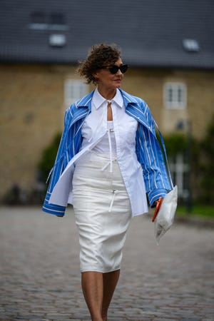 mujer con el pelo rizado y camisa azul