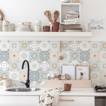 consejos e ideas para renovar la casa por poco dinero con trucos para colocar el papel pintado adhesivo