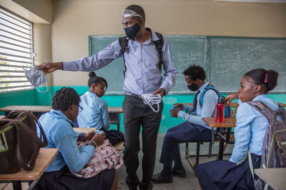 TK, Haiti PTIONVILLE HATIOp een middelbare school in PtionVille Hati deelt een leerling aan het begin van de les mondkapjes uit aan zijn klasgenoten Overal ter wereld werd het onderwijs door de pandemie verstoord maar Hati werd in dat opzicht bijzonder zwaar getroffen omdat de leerlingen daar als gevolg van politieke onrust en natuurrampen al eerder een leerachterstand hadden opgelopen In augustus 2020 gingen de meeste scholen in het Carabische landje weer open onder voorwaarde dat de leerlingen mondkapjes droegen