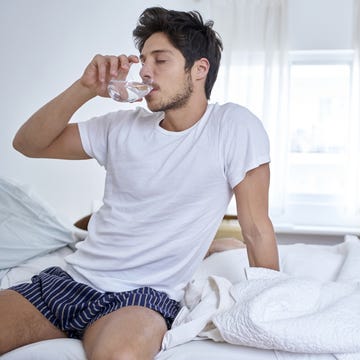 el único truco que de verdad funciona contra la resaca de vino o de cualquier otra bebida