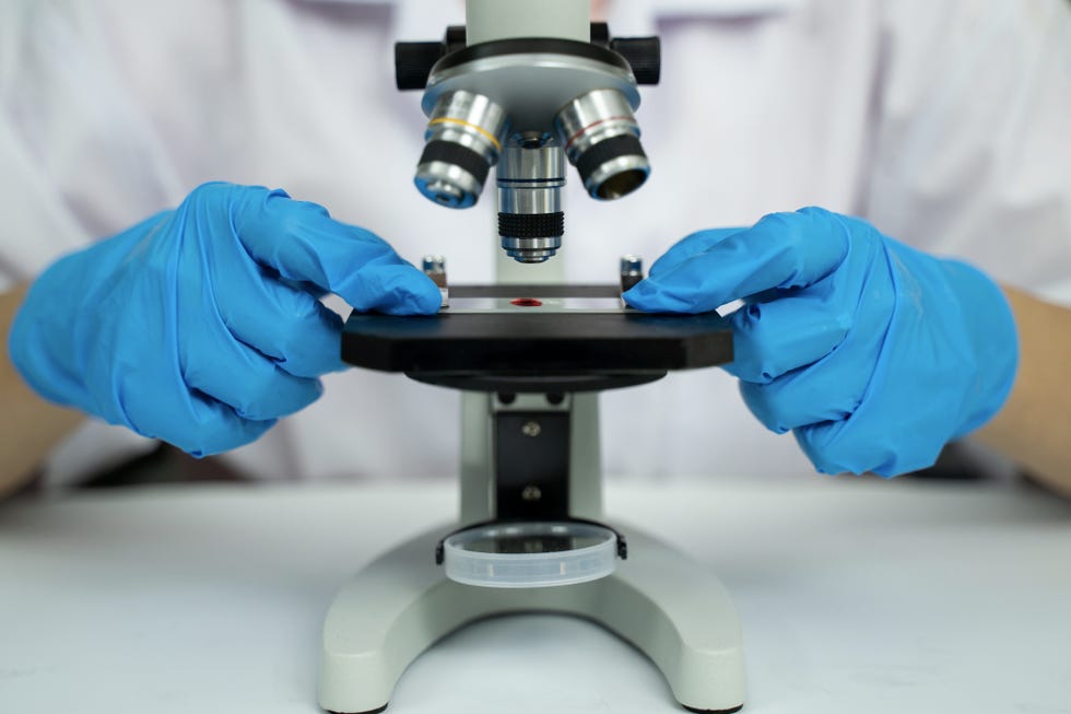 microscopio con una gota de sangre