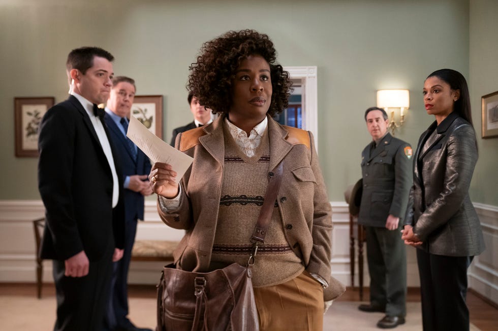 the residence. (l to r) dan perrault as colin trask, spencer garrett as wally glick, ken marino as harry hollinger, uzo aduba as cordelia cupp, andrew friedman as irv samuelson, susan kelechi watson as jasmine haney in episode 101 of the residence. cr. jessica brooks/netflix 2024