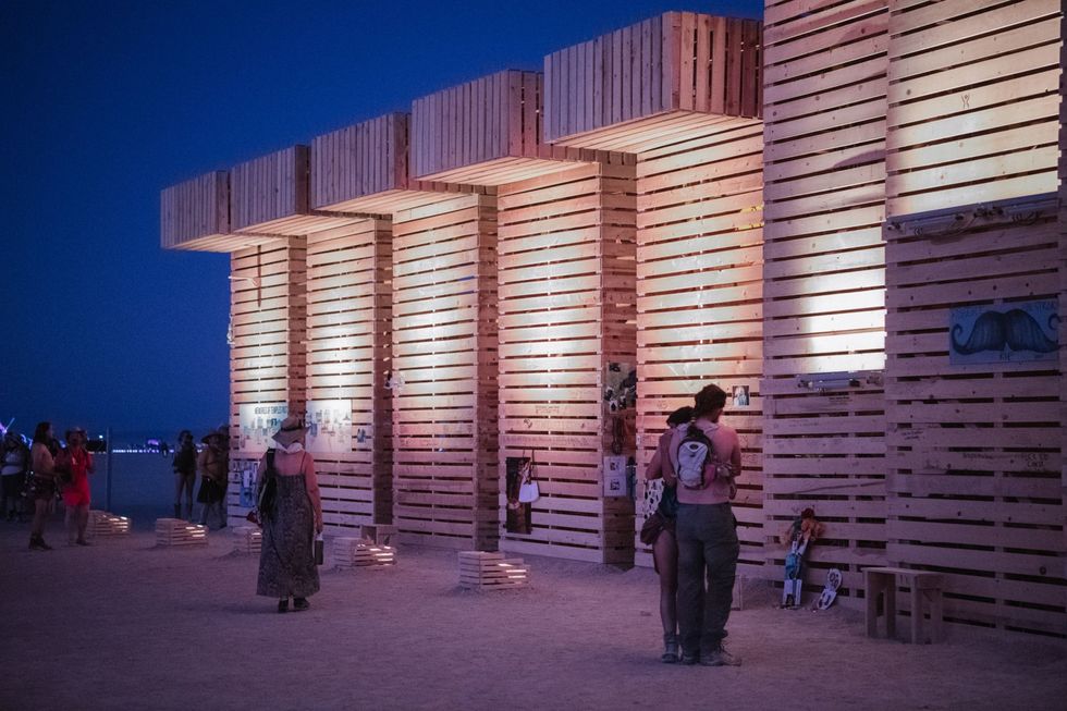 Burning Mandeelnemers brengen alle materialen mee die ze nodig hebben om hun kampen kunstwerken en gemeenschappelijke gebouwen te bouwen Aan het einde van het festival breken ze alles af Ze houden zich aan de leave no traceregels laat geen sporen na door alles mee te nemen