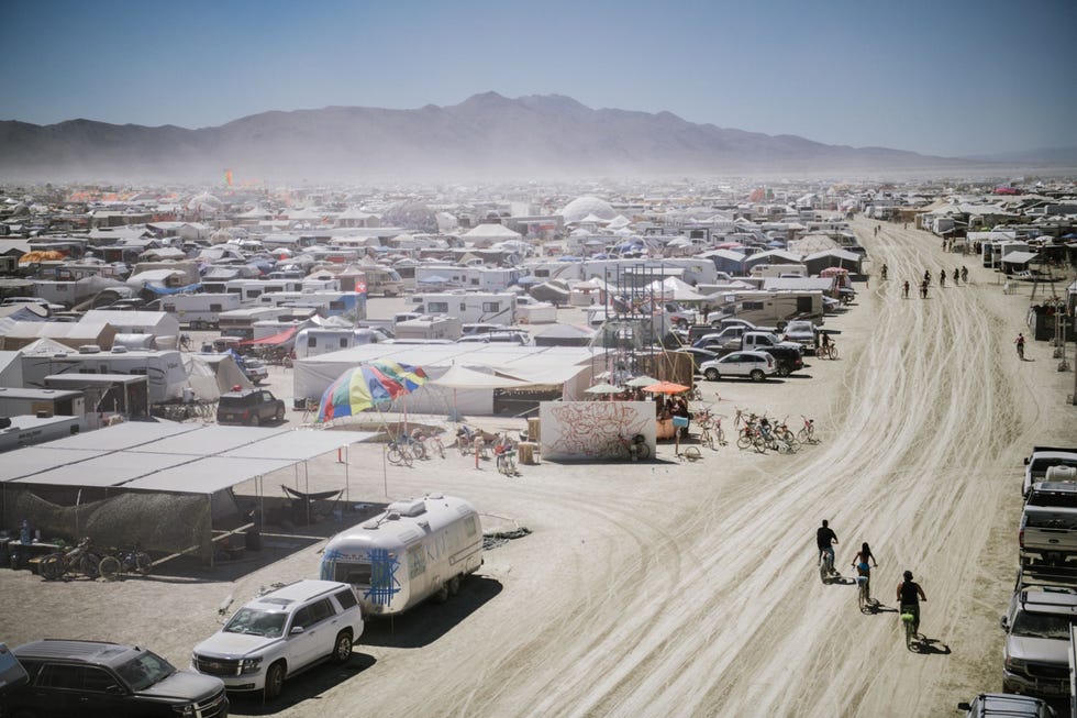 Festivalgangers fietsen over de vele campings die Black Rock City in de Black Rock Desert van Nevada vormen