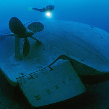 Charles L. Brown Shipwreck Een duiker verkent het wrak van de Charles L Brown in wateren voor de kust van SintEustatius dat wordt omringd door een van de grootste zeereservaten van het Carabisch gebied