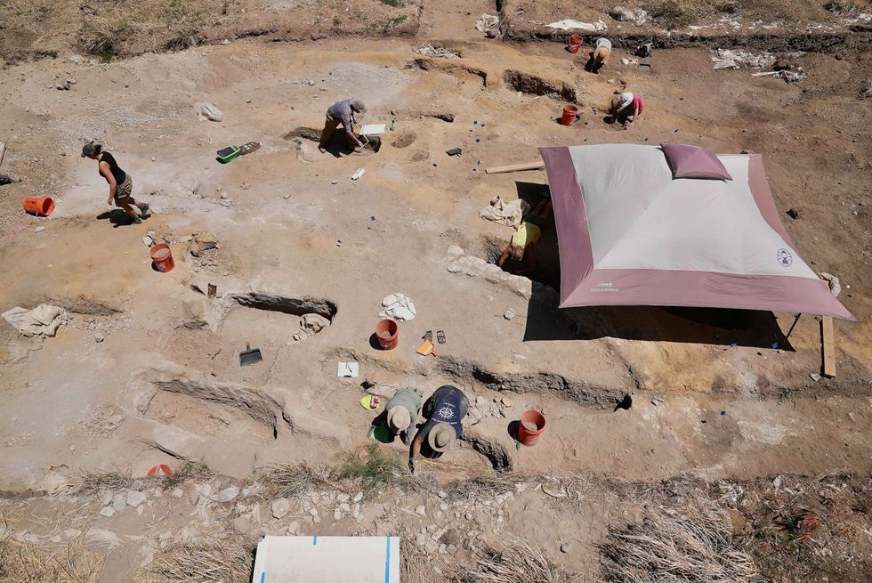 In mei 2021 doen archeologen opgravingen op de plek van de voormalige achttiendeeeuwse plantage Golden Rock in Oranjestad de hoofdstad van SintEustatius Bij de opgravingen zijn tot nu toe 48 menselijke skeletten blootgelegd