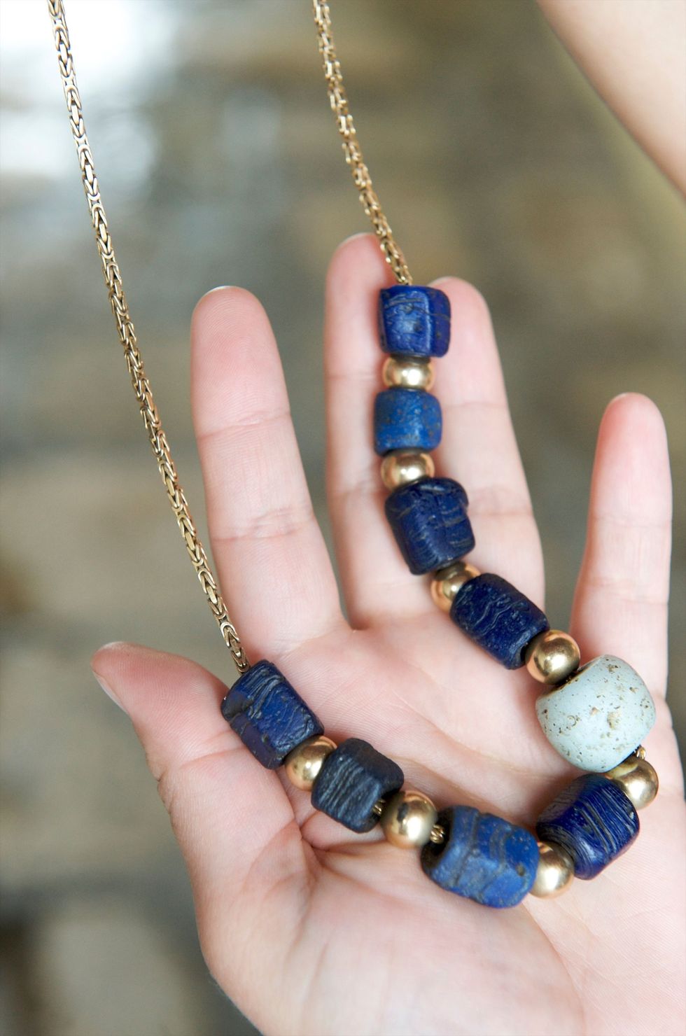 Deze halsketting van bluebeads is gemaakt van cilindervormige blauwe glaskraaltjes die alleen in de wateren rond SintEustatius worden gevonden
