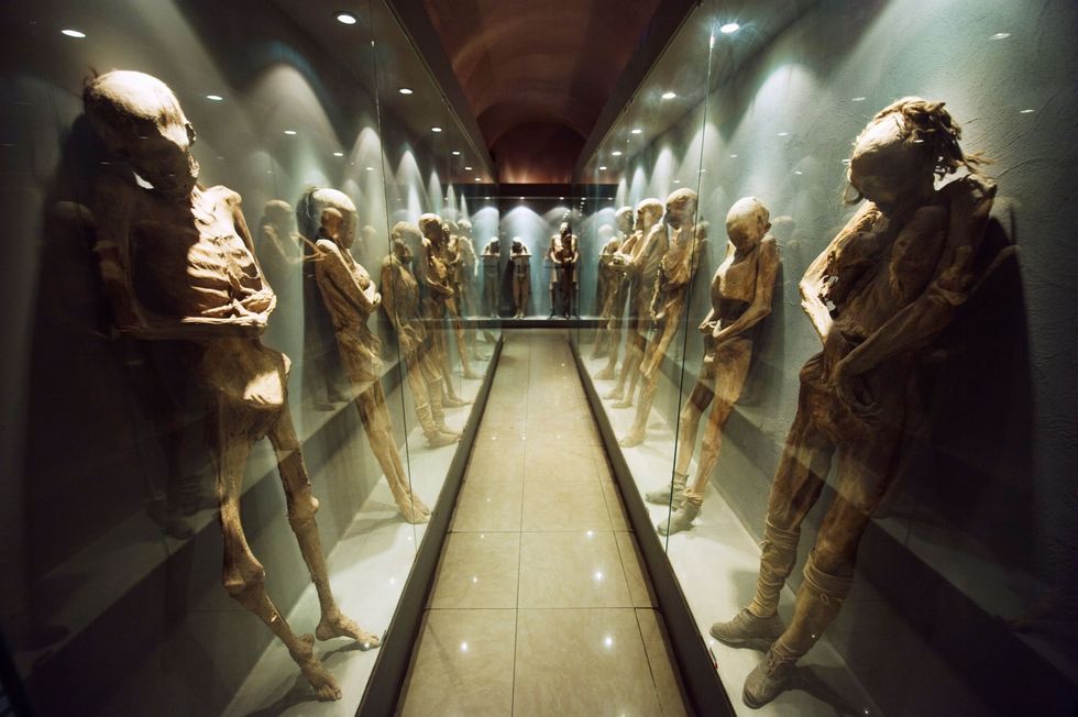 Veel van de lichamen in het Museo de las Momias worden rechtopstaand tentoongesteld wat volgens sommige wetenschappers slecht is voor de conditie van de stoffelijke overschotten