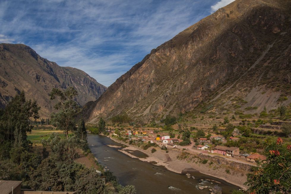 De rivier de Vilcanota in Peru loopt onder andere door het stadje Ollantaytambo met zijn Incarunes een van de hoogtepunten van de Valle Sagrado de los Incas de Heilige Vallei van de Incas