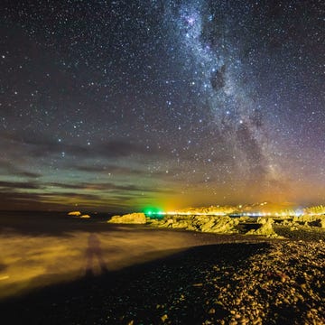 Kaikoura beach, New Zealand De Melkweg komt op boven Kaikoura Beach op het Zuidereiland van NieuwZeeland Het land streeft ernaar om een officile DarkSky Nation te worden een baanbrekende doelstelling voor een staat ter grootte van NieuwZeeland