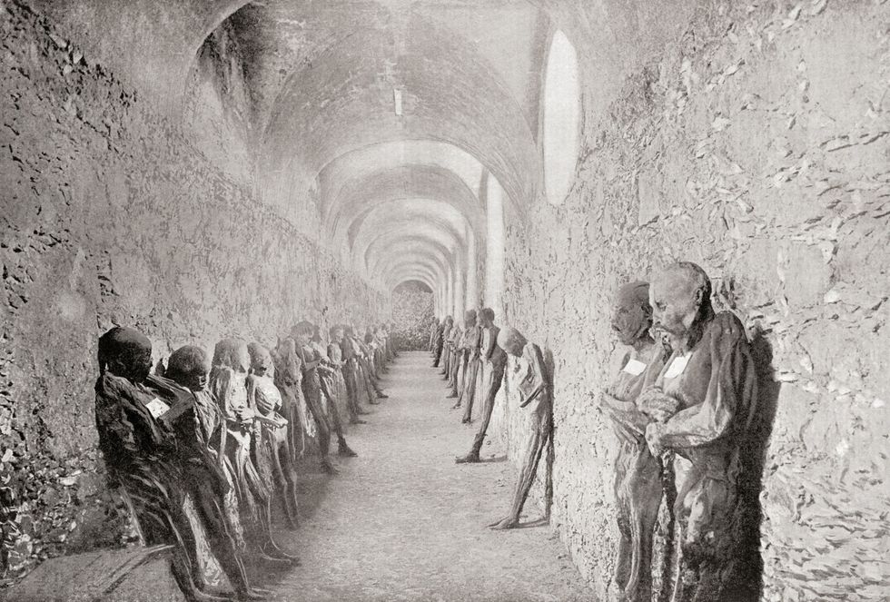 Op deze foto uit 1911 bevinden de mummies van Guanajuato zich nog in de ruimte waar ze oorspronkelijk te bezichtigen waren in een ruimte onder de begraafplaats van de stad De op natuurlijke wijze bewaard gebleven lichamen werden uit hun graven gehaald toen hun families de grafrechten niet meer betaalden