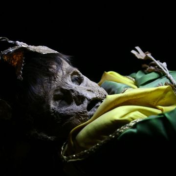 Een gemummificeerde jongensbaby in het Museo de las Momias in de Mexicaanse stad Guanajuato is als heilige gekleed Dit komt vaker voor bij begrafenissen van jonge kinderen in Midden en ZuidAmerika Het stoffelijk overschot is een van de honderd op natuurlijke wijze bewaard gebleven mummies uit de negentiende en twintigste eeuw die in het populaire museum te zien zijn