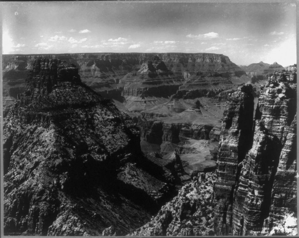 Ayer’s Peak, Grand Canyon, Circa 1899 Op een foto zijn Ayers Peak en Cape Split te zien in de Grand Canyon in Arizona De Grand Canyon werd in 1919 tot nationaal park benoemd en was daarvoor uitgeroepen tot woudreservaat en nationaal monument Tegenwoordig bezoeken zon vijf miljoen mensen per jaar de canyon