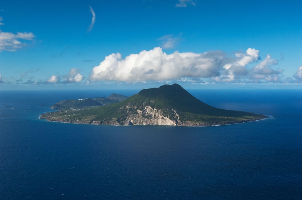 De uitgedoofde vulkaan Quill verrijst in het zuiden van SintEustatius De vulkaan ligt in het QuillBoven National Park een van drie beschermde natuurgebieden op dit eiland met een oppervlakte van 21 vierkante kilometer