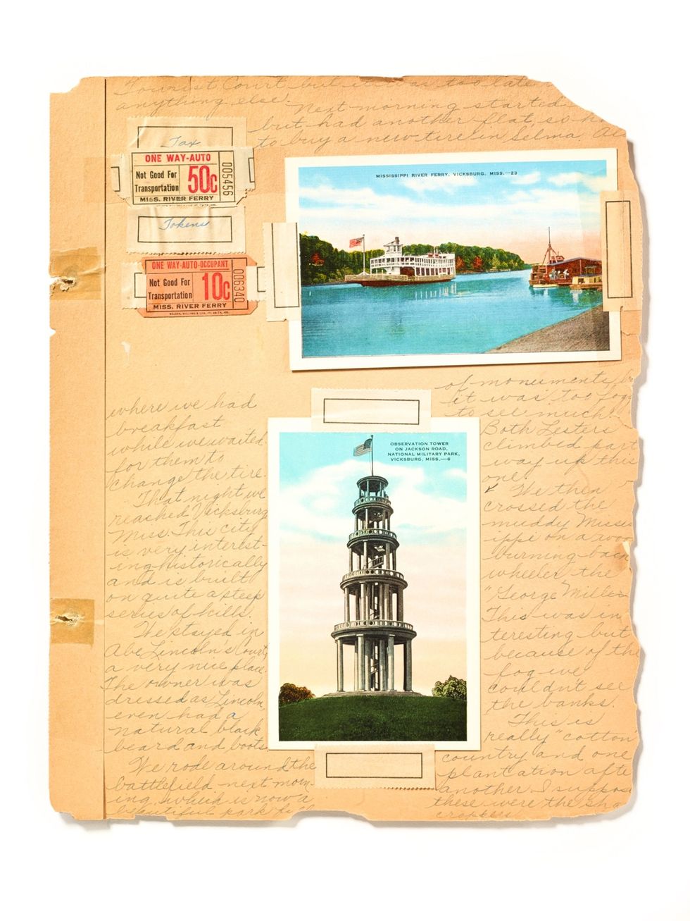 Met plakboekspullen  kaarten tickets brochures  kun je je reisdagboek aanvullen met tastbare aandenkens Op deze foto is een reisverslag uit de jaren dertig van een uitstapje met het hele gezin door Mississippi versierd met een ansichtkaart van Vicksburg