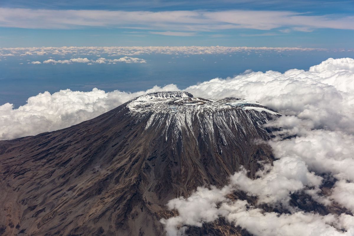 Elk jaar proberen circa 30000 mensen de top van de Kilimanjaro te beklimmen een onderneming dat alpinist Phil Henderson iedereen kan aanraden die daartoe in staat is Volgens hem is de relatief toegankelijke beklimming een geweldige manier om de gevolgen van de klimaatverandering ter plekke te observeren