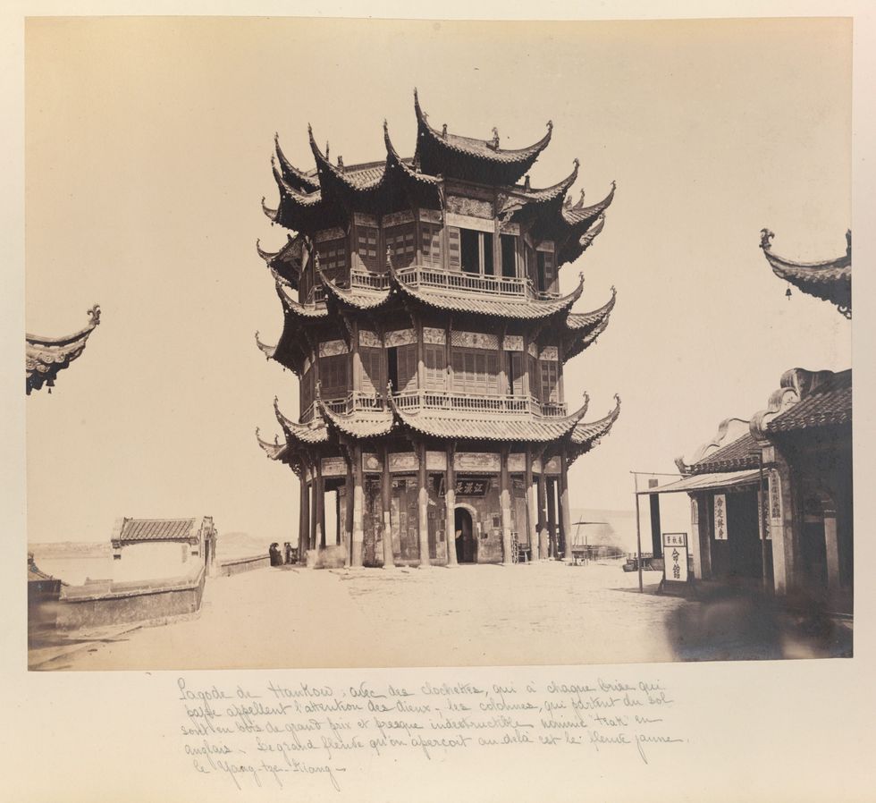 Deze foto van een pagode in de oude Chinese stad Hankou en de bijbehorende aantekeningen  beide uit 1880  worden bewaard in de Phelps Collection van de National Geographic Society Eleanor en Harris Phelps maakten op hun wereldreizen talloze fotos en hielden reisverslagen bij