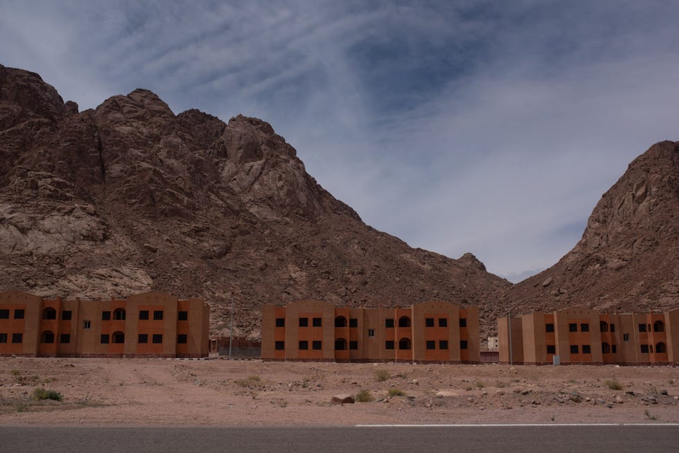 In het dorp SintKatharina staan betonnen appartementen leeg De regering wilde dat plaatselijke bedoeenen en arbeiders uit heel Egypte hun intrek in de flats zouden nemen maar tijdens de bouw ervan werd geen rekening gehouden met het milieu en de bedoeense cultuur
