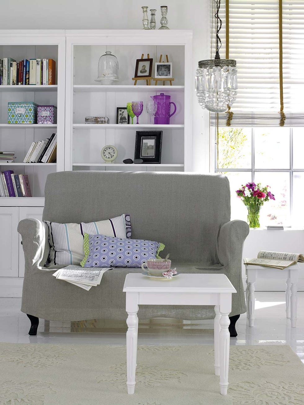 Salón con sofá de respaldo alto