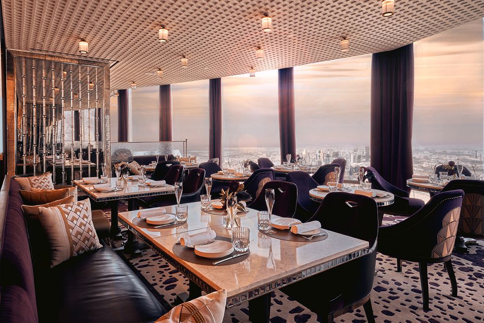 restaurante atmosphere en el rascacielos burj khalifa de dubái