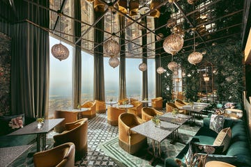 restaurante atmosphere en el rascacielos burj khalifa de dubái