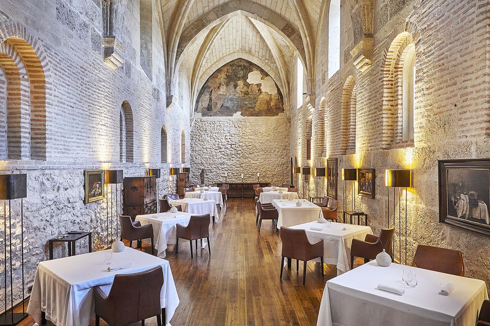 restaurante refectorio, de bodegas abadía retuerta sardón de duero, valladolid