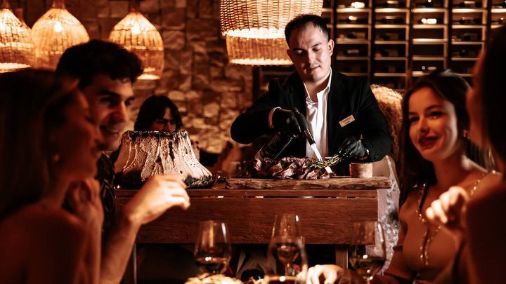 grupo de gente en animada mesa en chambao, uno de los mejores restaurantes de moda en madrid
